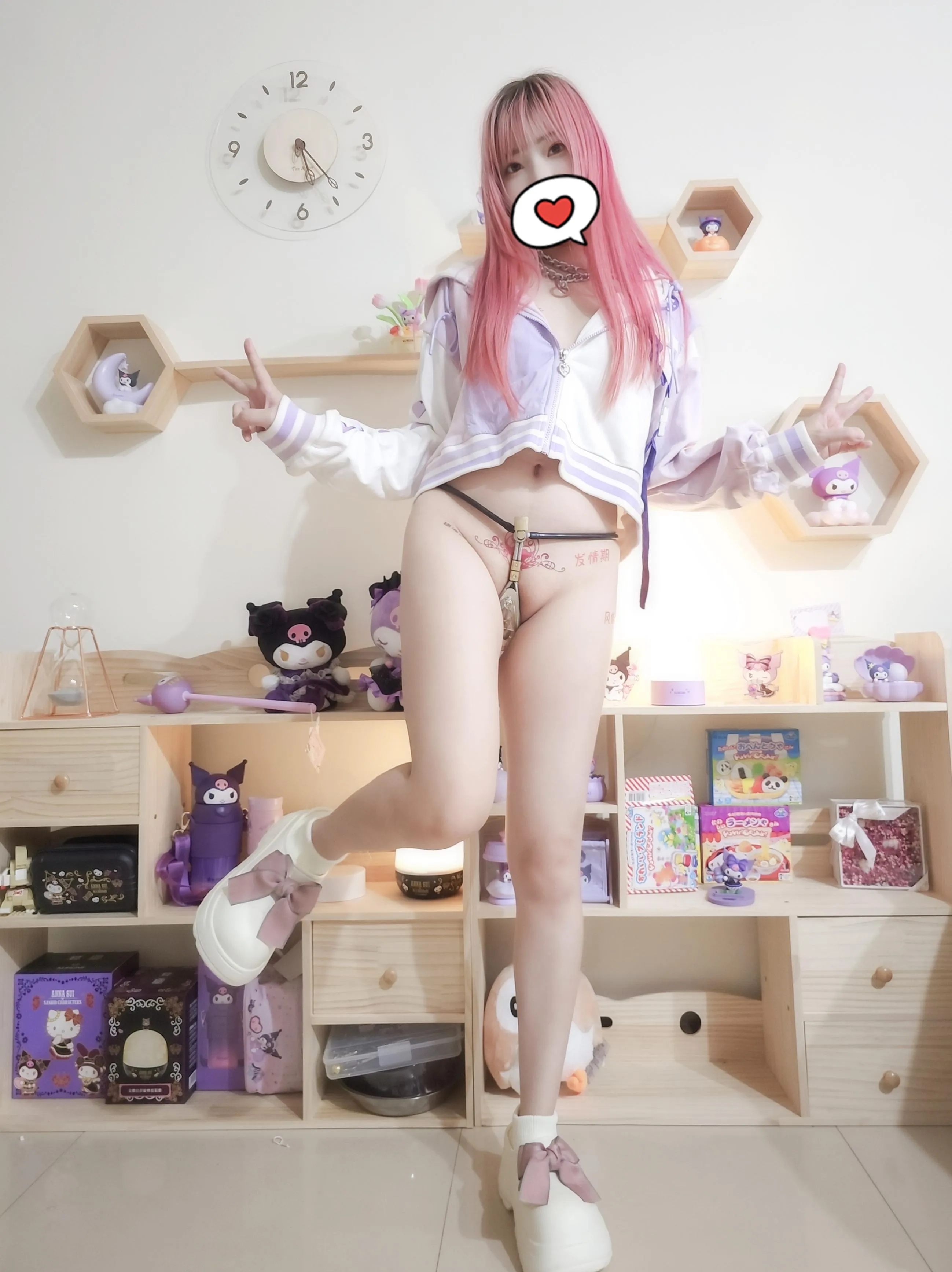 He said I should look cute while staying locked 💗
So I did peace signs too.