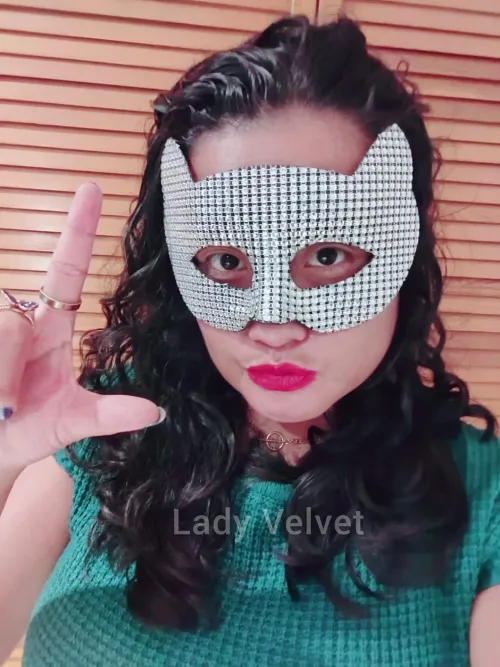 The โLโ fits you perfectly. A pathetic loser at my feet.