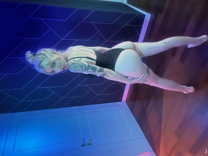 who wants to see how a real curvy girl rides?