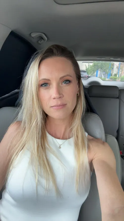 [F]4[M] I wanna be a slut, tell me why I should fuck you in the comments 😈