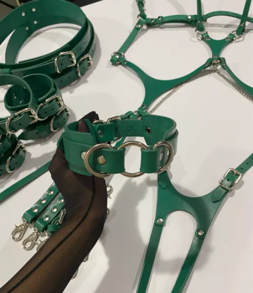 I worked on my new deep green set, created a mix of green and silver 💚