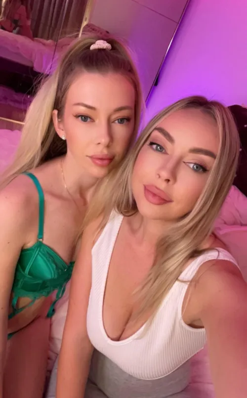 Online with my BFF - come say hi and get us naked! (sexxylorry)