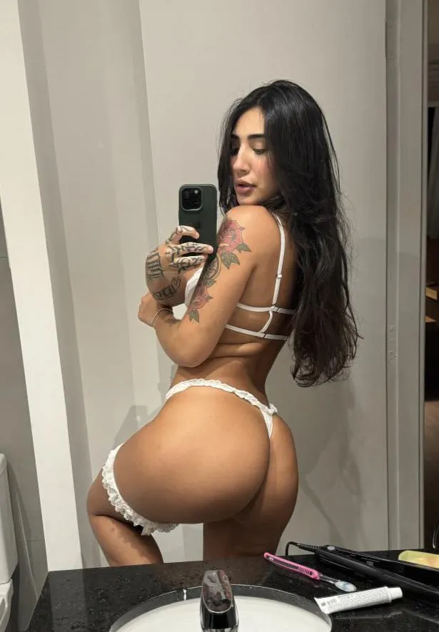 This ass didn’t ask for attention.. but it definitely deserves it