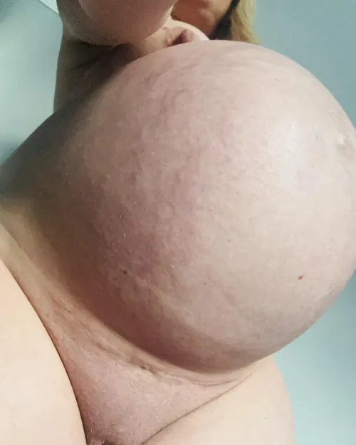 Mommy’s pregnant tummy looking irresistible