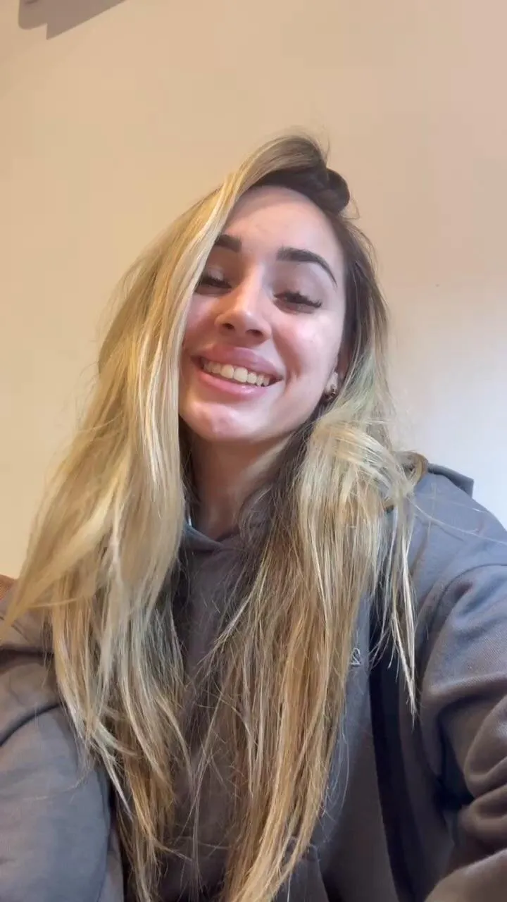 22F horny and bored, hmu if u want a playmate