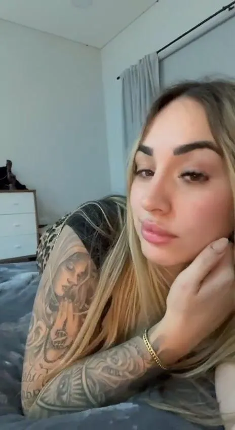 22F4M looking for a mature dick