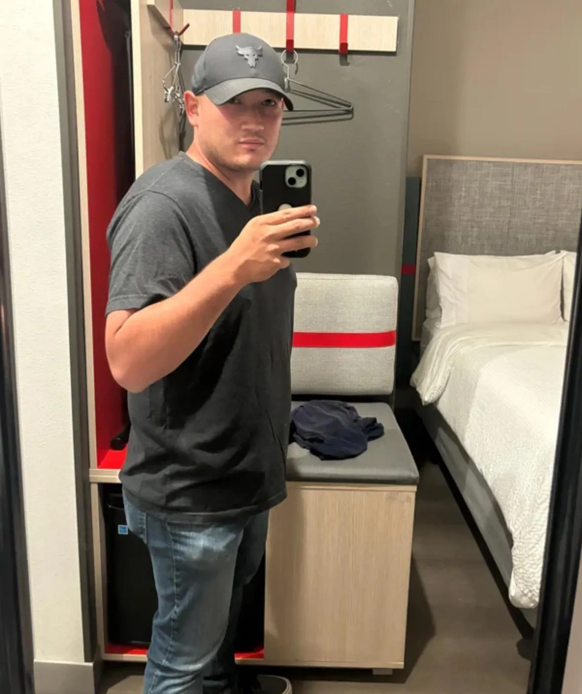 32 [M4F] Roseville- Hosting at Avid Hotel