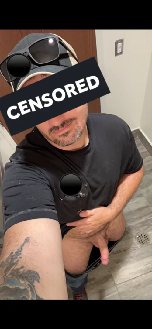 Bi curious male bored at work and posting for the first time