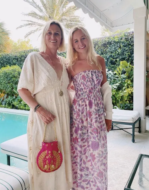 Mother and daughter are ready for the (pool) party