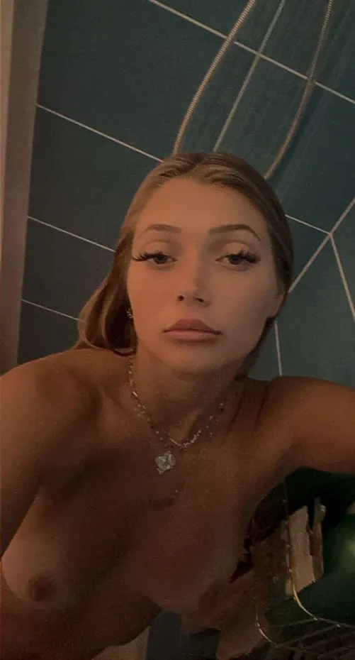 Qui se porte volontaire pour être mon compagnon de douche ?