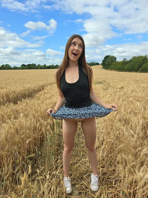 Stripping in the wheat fields 🌾 You only live once 🤪 So i want to spend as much of my time naked as possible 🤗💗