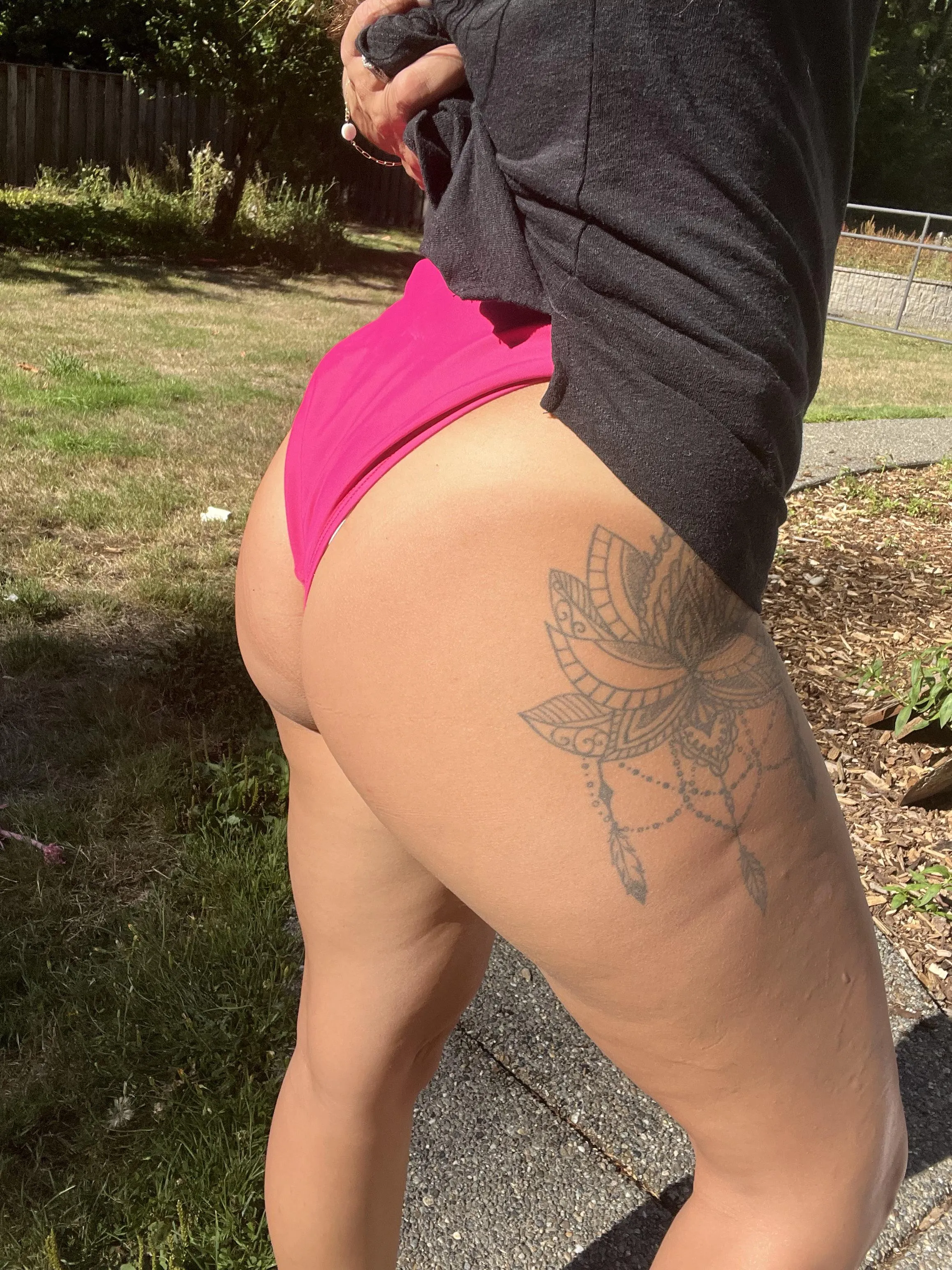 Suns out buns out… I wonder if my neighbors saw 🤭