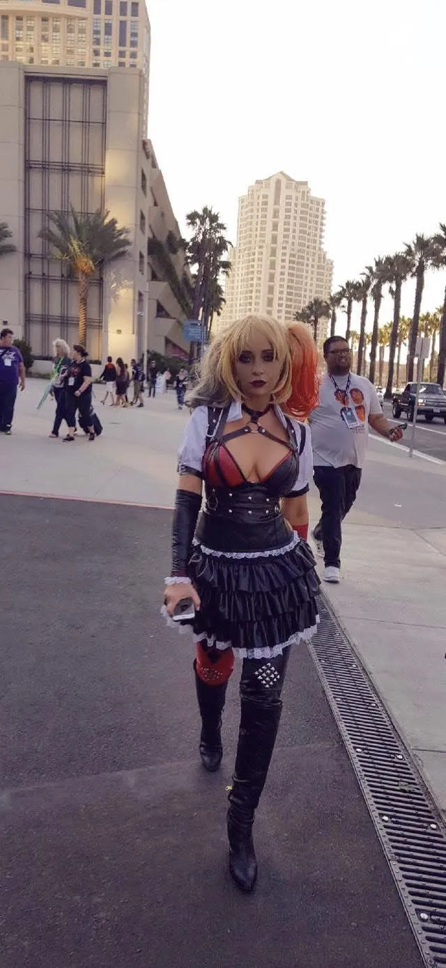 Tara Strong's Harley Quinn cosplay looks so hot!!🔥🔥🔥