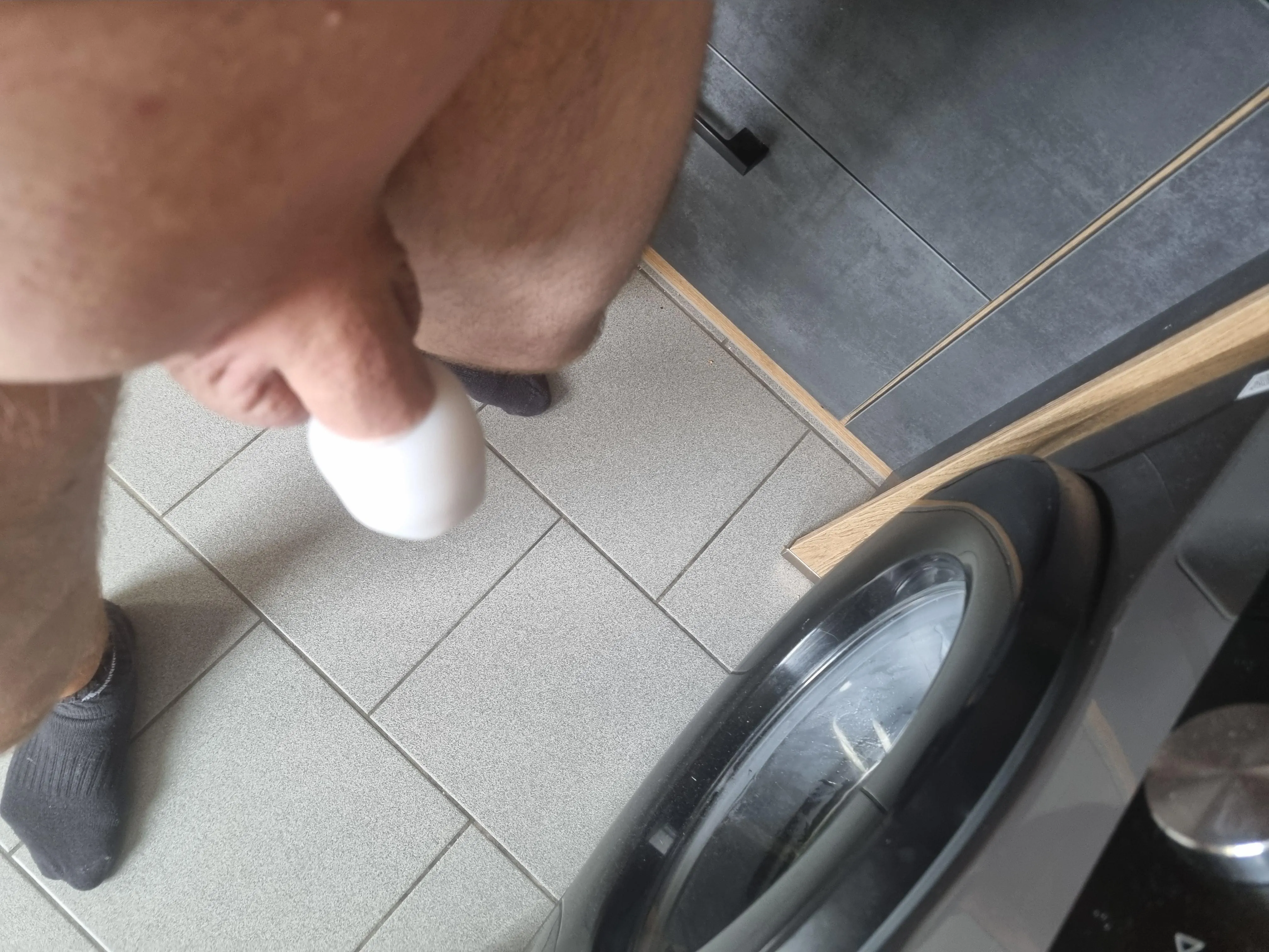 Hausarbeit mit tropfschutz, damit er nicht alles vollsabbert 💦 bei wem soll ich noch nackt putzen? analplug inklusive 🥳
