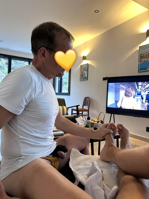 Locked cuck taking care of me while I’m dating on apps 🔐🔥💛