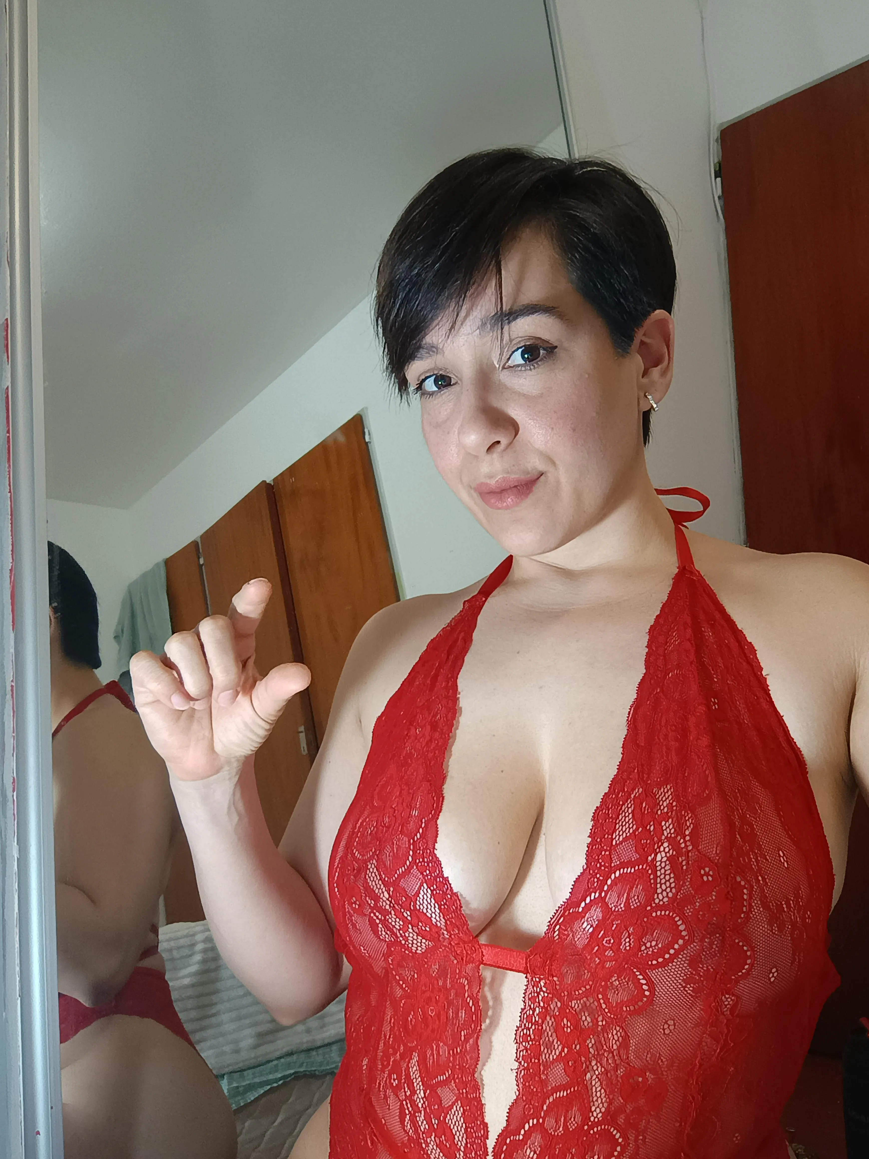 Look at it… it barely reaches my palm, do you really think this impresses me?