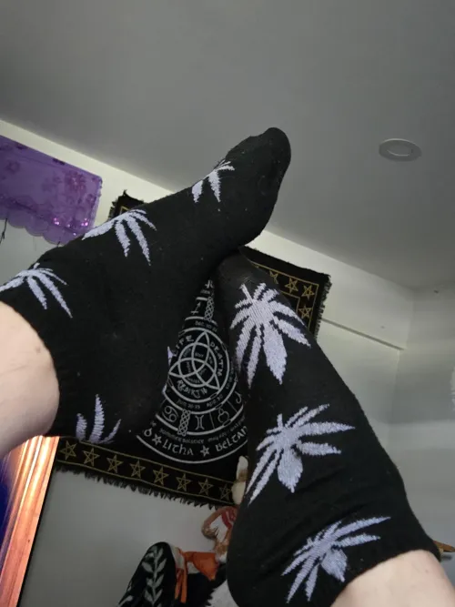 Rise & shine, sleepyhead 😈💨 Wanna wake & bake with me? Comment 420 for a special treat 🦶💋