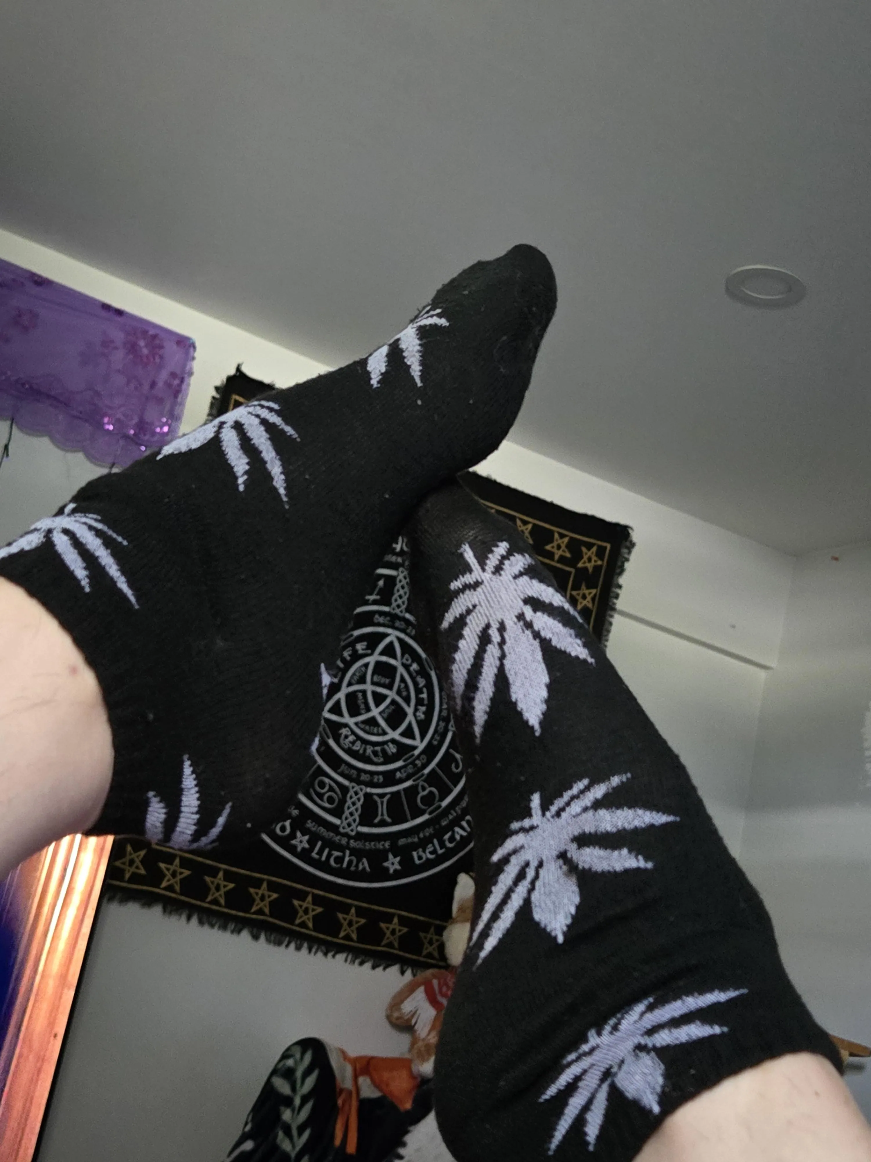 Rise & shine, sleepyhead 😈💨 Wanna wake & bake with me? Comment 420 for a special treat 🦶💋