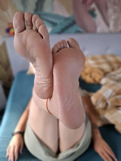 There is still room for a foot slave in my bed.... Who is ready to experience more?💸👆🏼