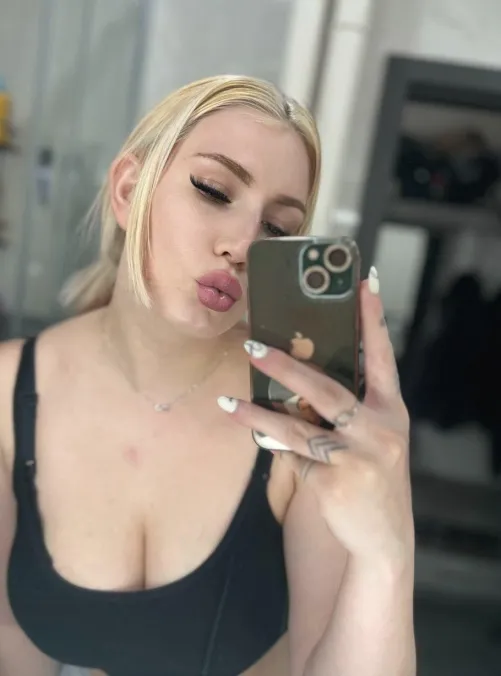 22F I was born to be your favorite girl, am i right?