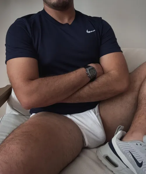 38M Sporty dude chilling at home ⚽️