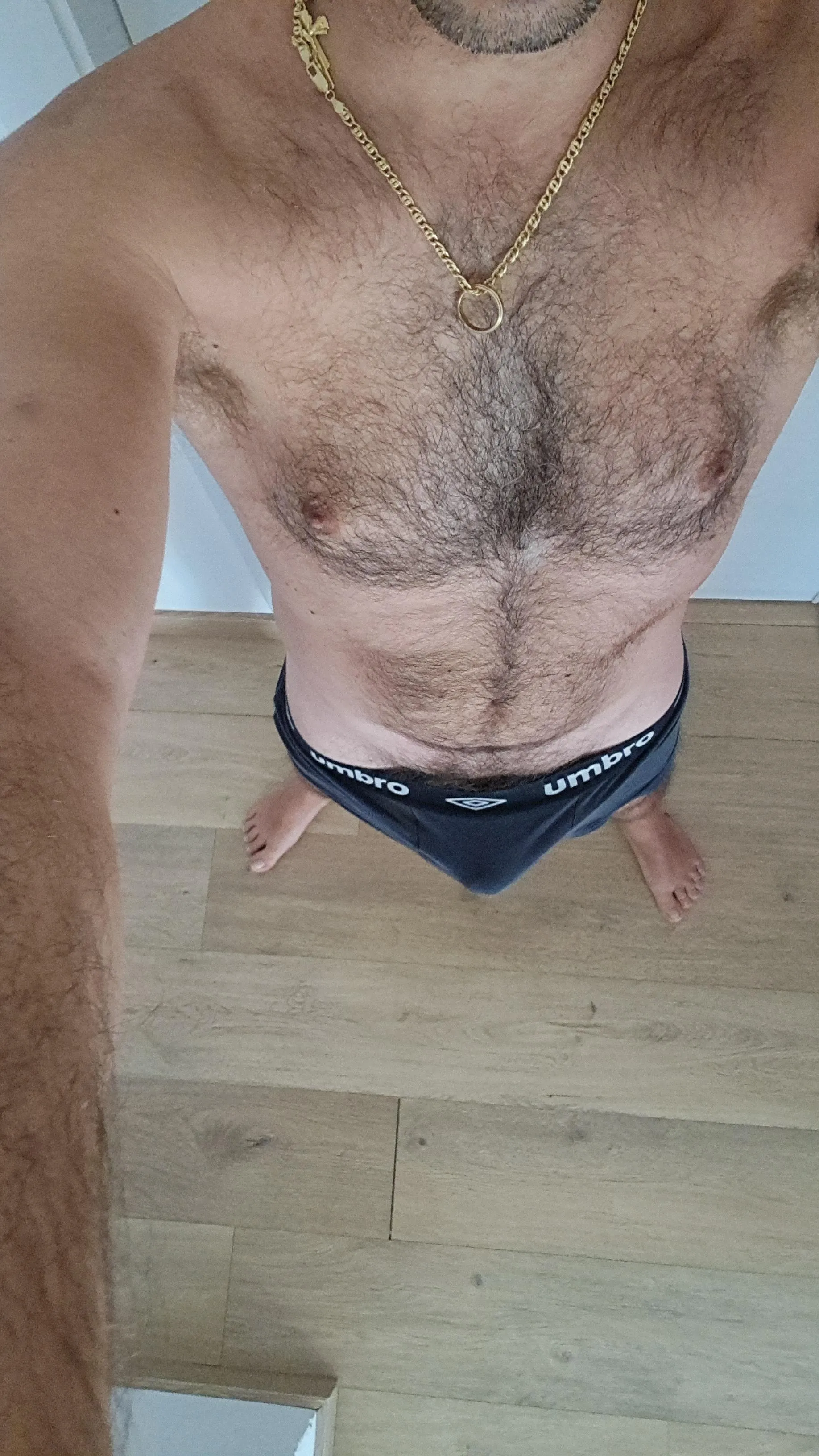 [39] Is there a good straight dilf material?