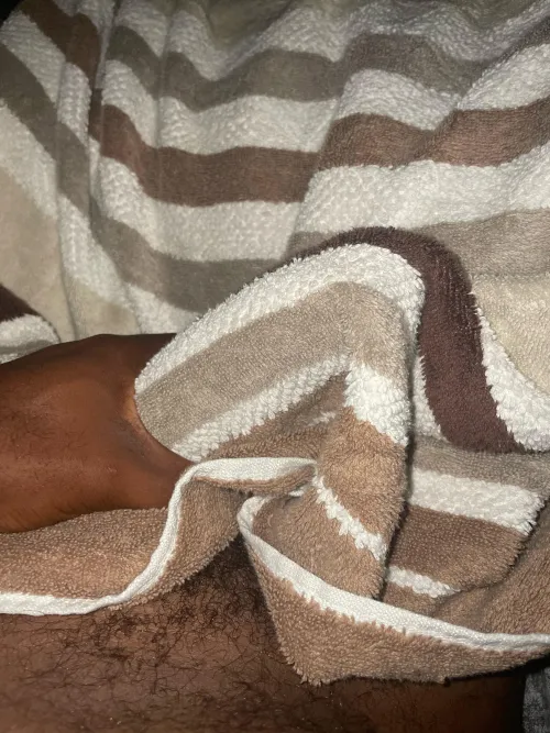 Any ladies wanna see what’s under the towel?😏 20 M4F