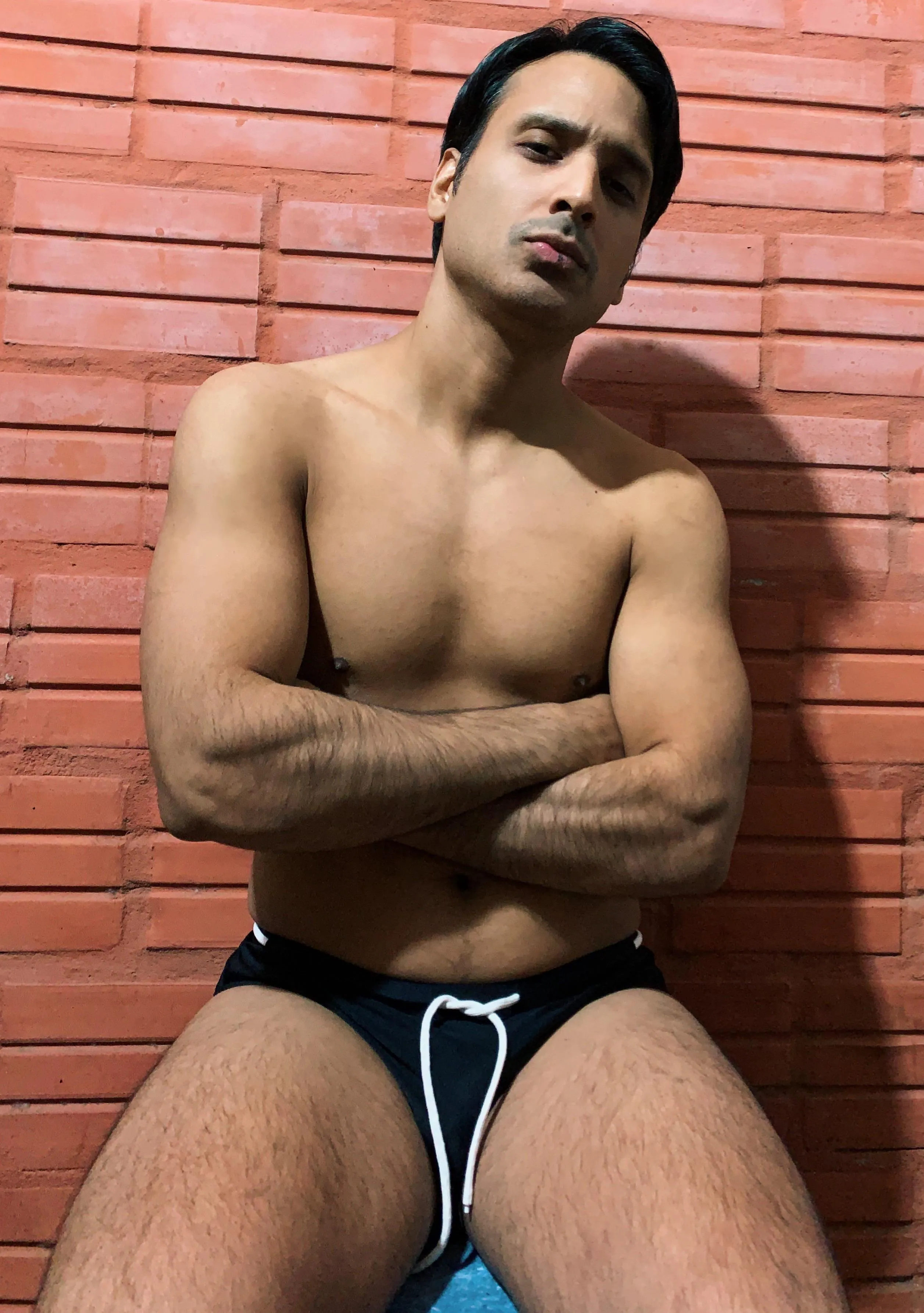 Proud Latino here 🌎 Looking to connect with other sexy men