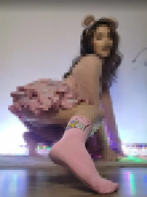 Sometime you're lucky and you can see a little uncensored part, today it's my sock