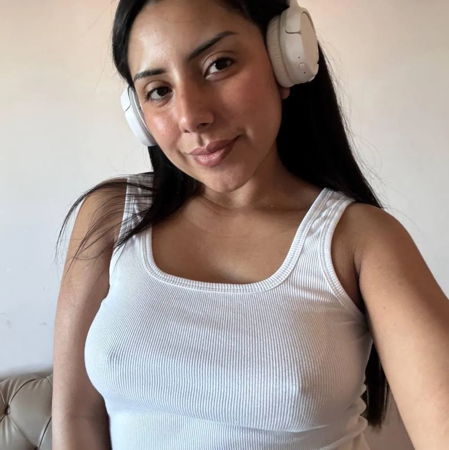 White t shirt with no bra it’s the best combo