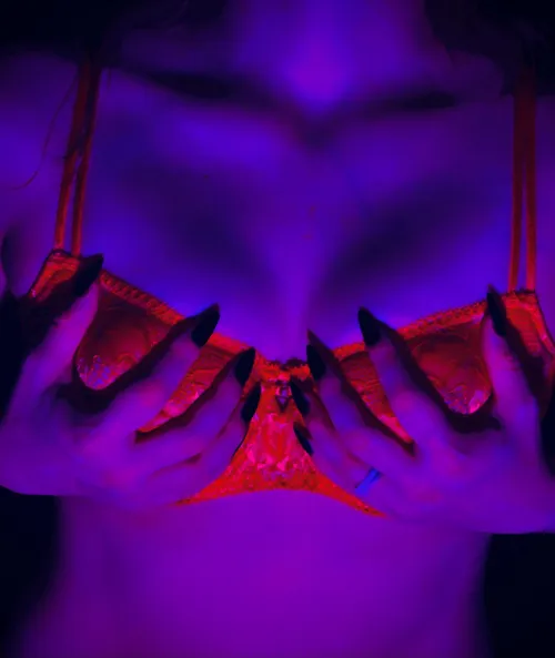 Black nails, bad intentions. 🖤