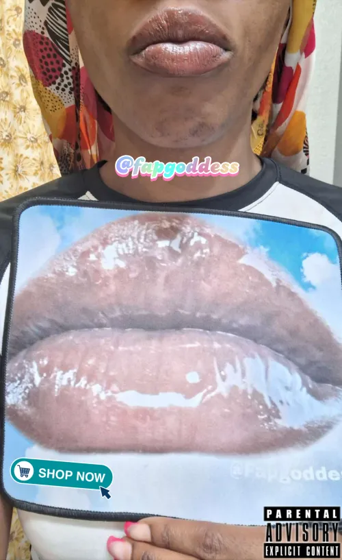 Lips look glossy don't they 🤏🏿🔥😜