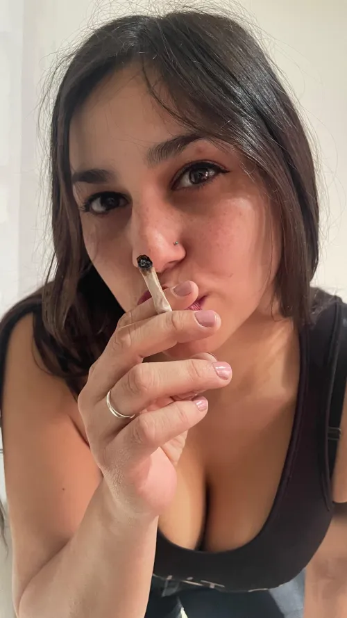 Mommy smokes hidden in her room 😏