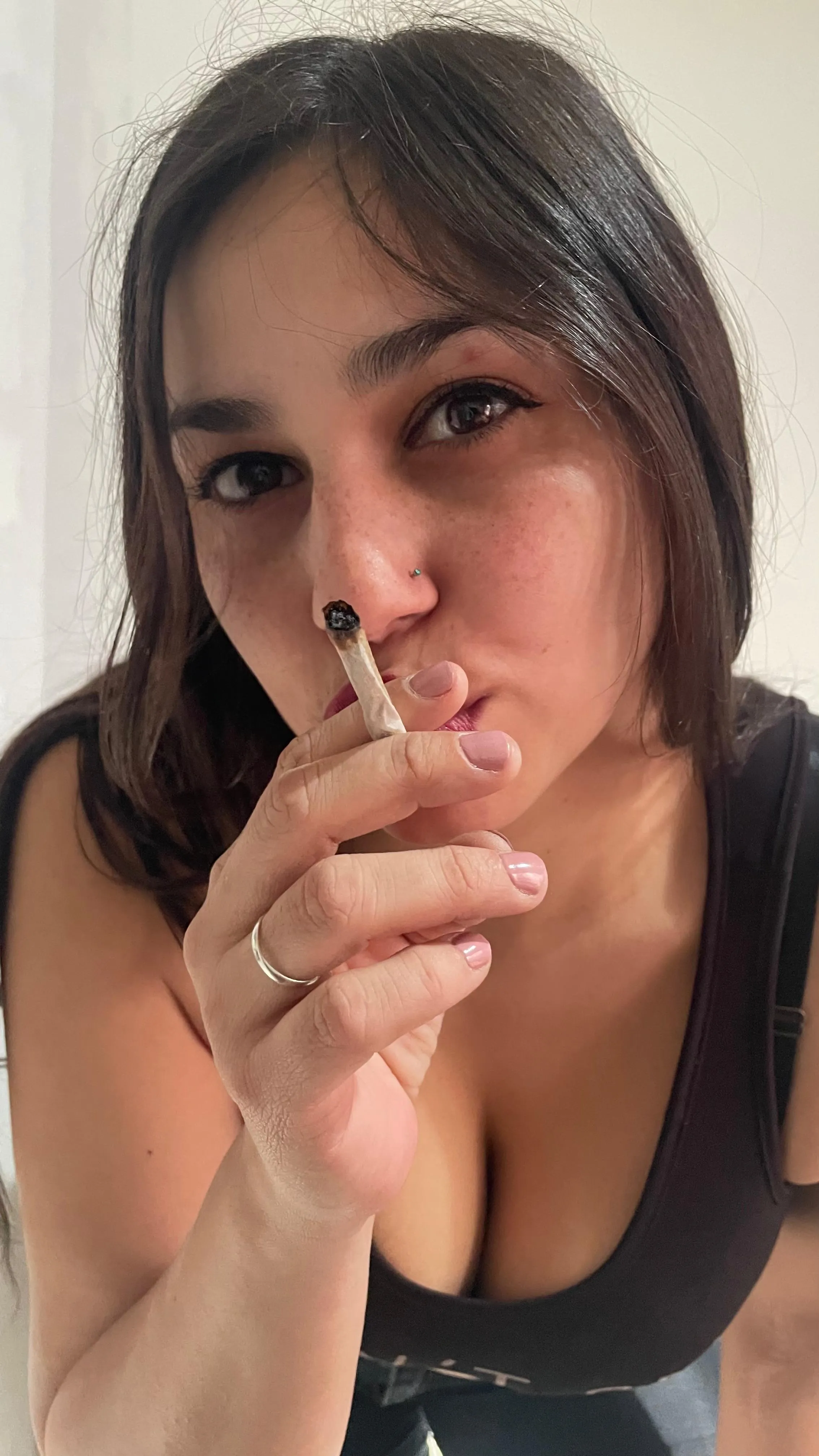 Mommy smokes hidden in her room 😏