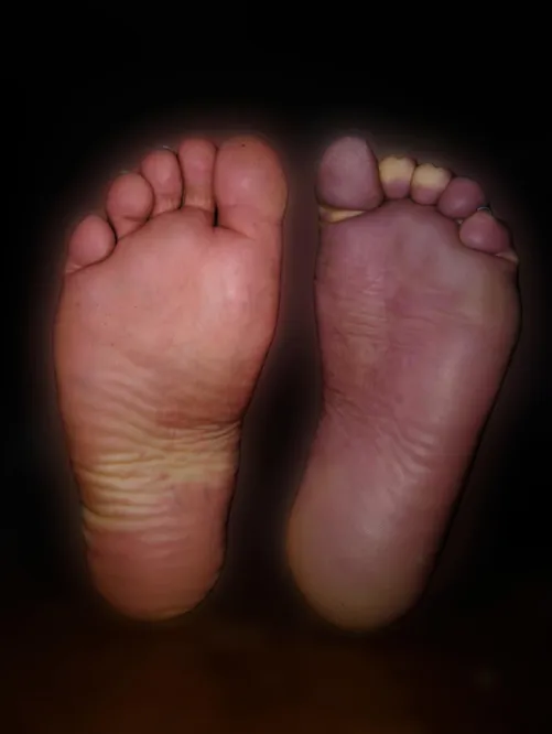 Who wants to be the first to use my feet today? 😍