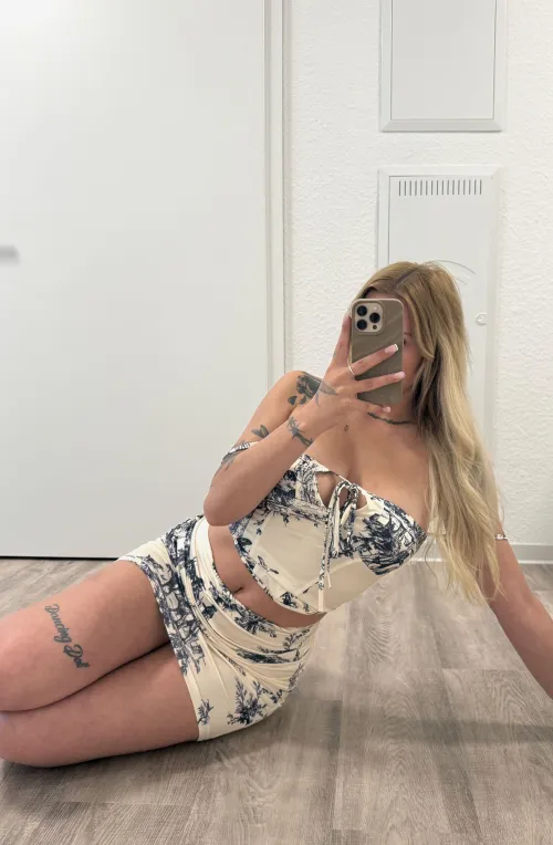 feeling like elsa a lil bit because of the blue details of my clothes