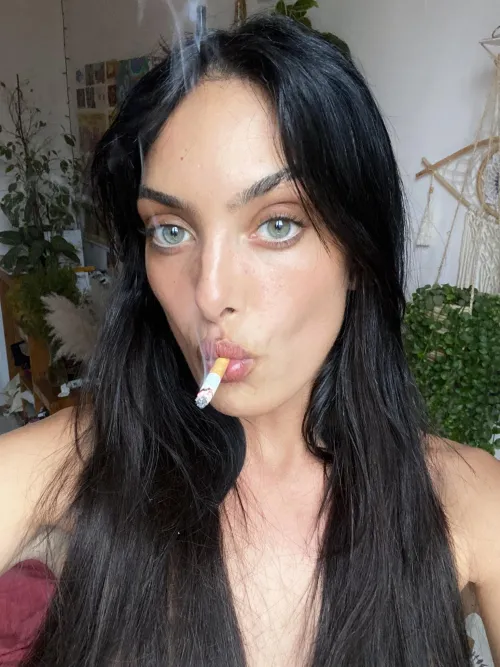 Follow my smokey eyes 👀