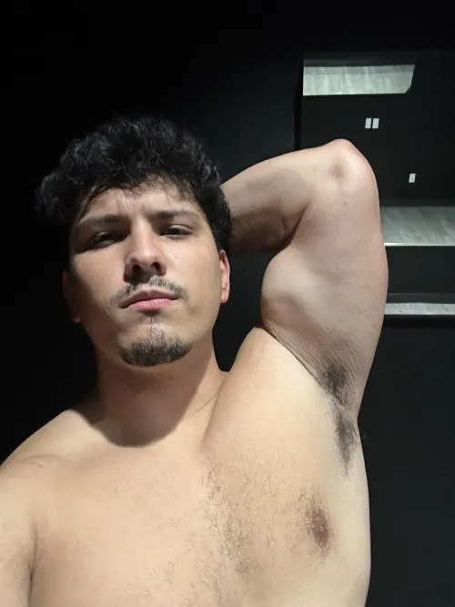 Get a big whiff of daddy’s stinky pits🤤