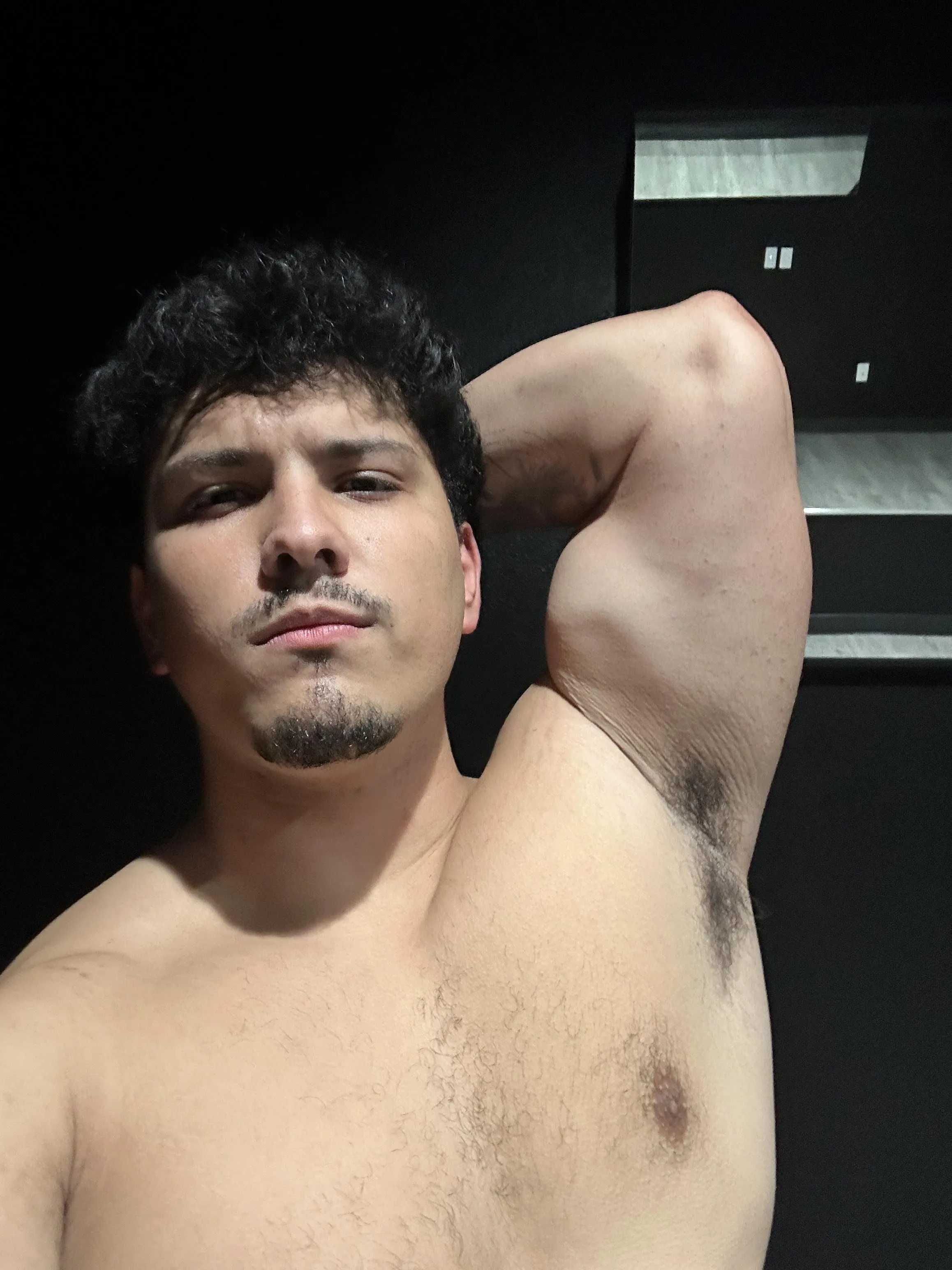 Get a big whiff of daddy’s stinky pits🤤