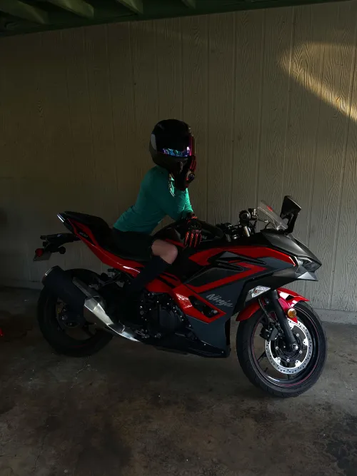 Heyyy, thinking of getting a tail tidy and slip on exhaust…do you like a girl that works on her bike too?