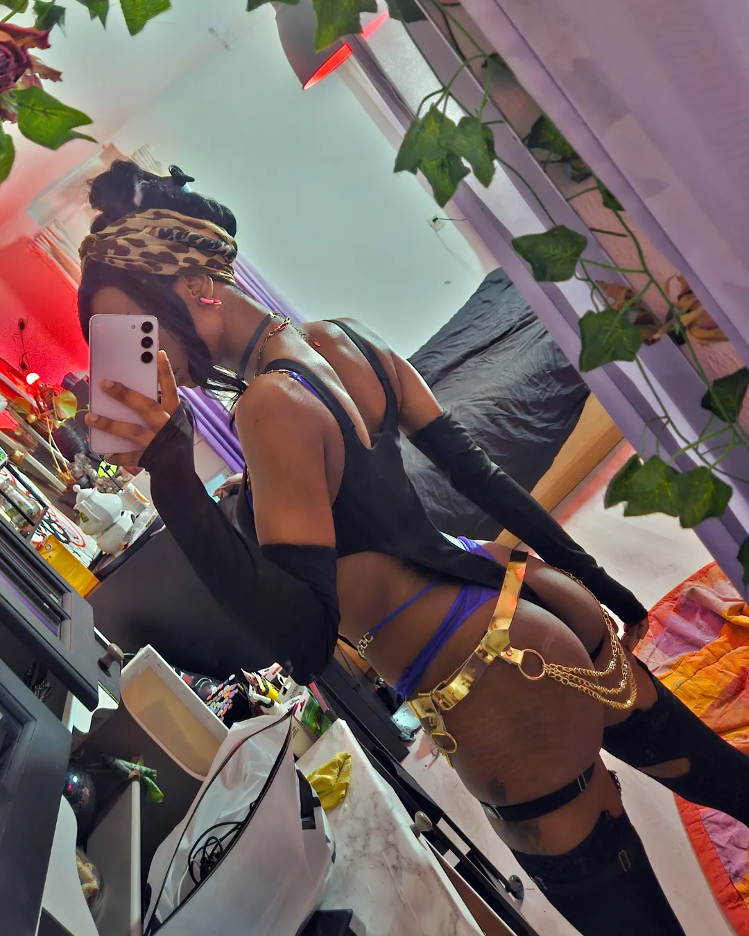 This has to be my favourite mirror pose, makes my ass look so good