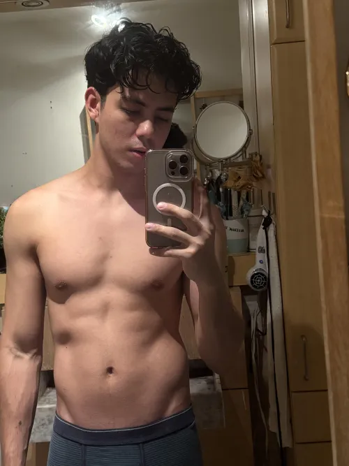 Who doesnt like a nice mirror selfie