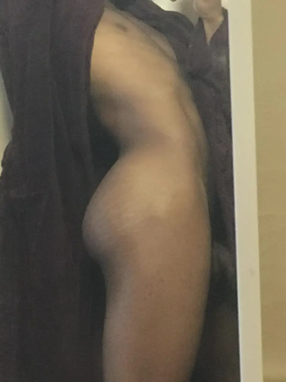 25 bttm looking to suck hung
