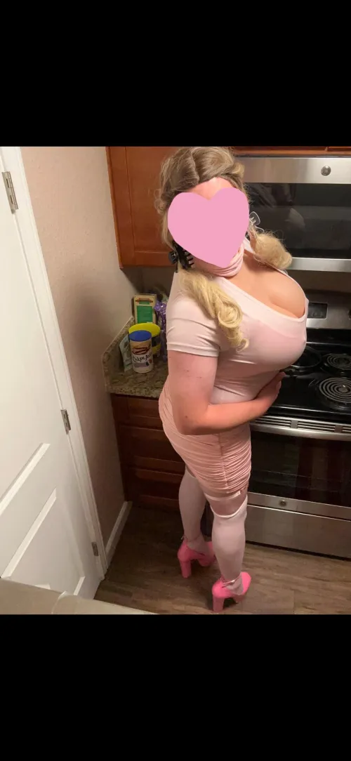 Anyone want to bend me over the counter while I make us pancakes? 🥞