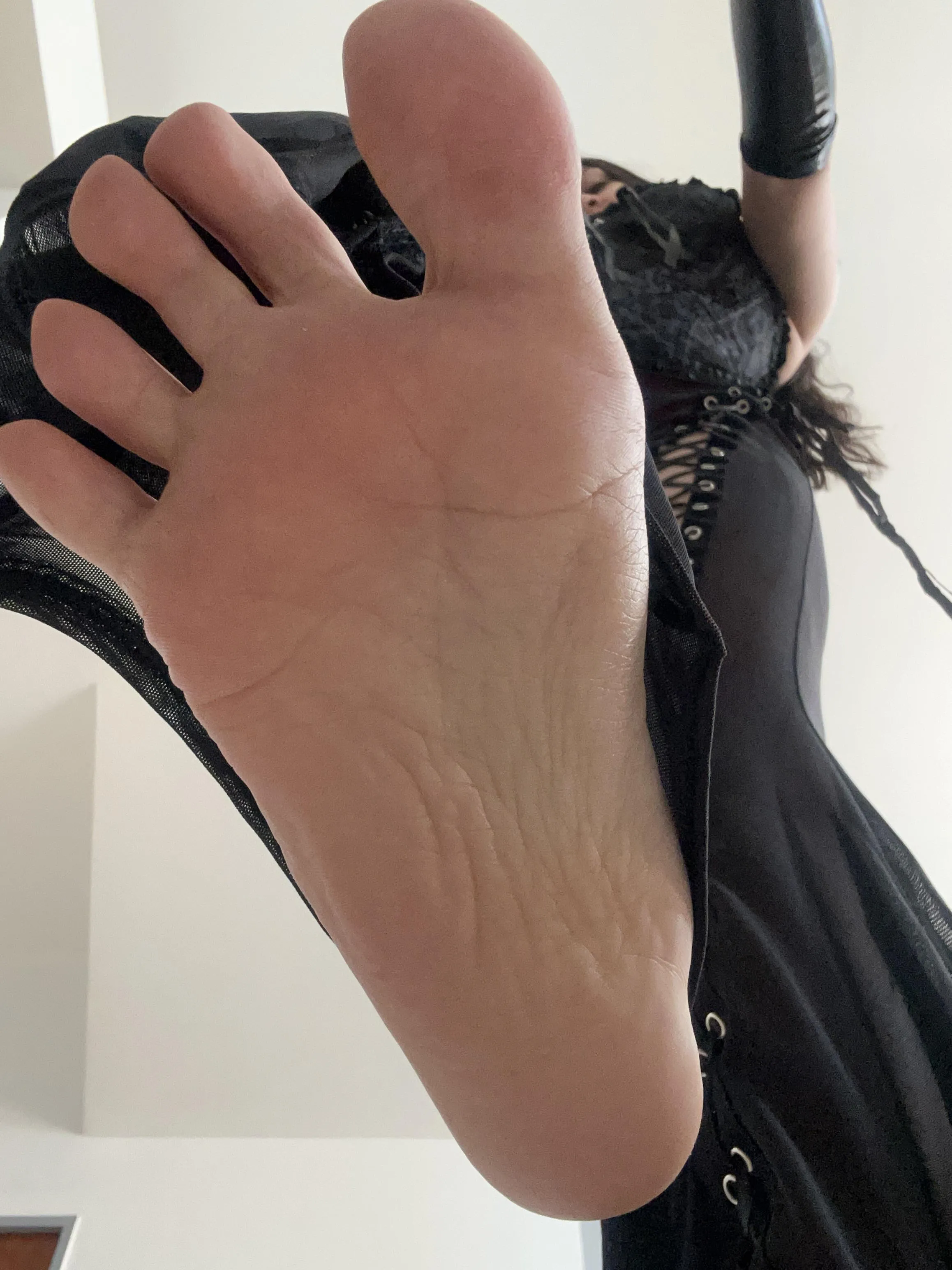you can’t stop looking at your queen’s feet