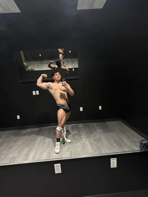 (22) how’s the Friday pump looking😏