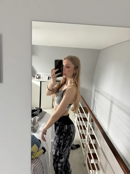 Just your everyday girl trying to look special for a sec