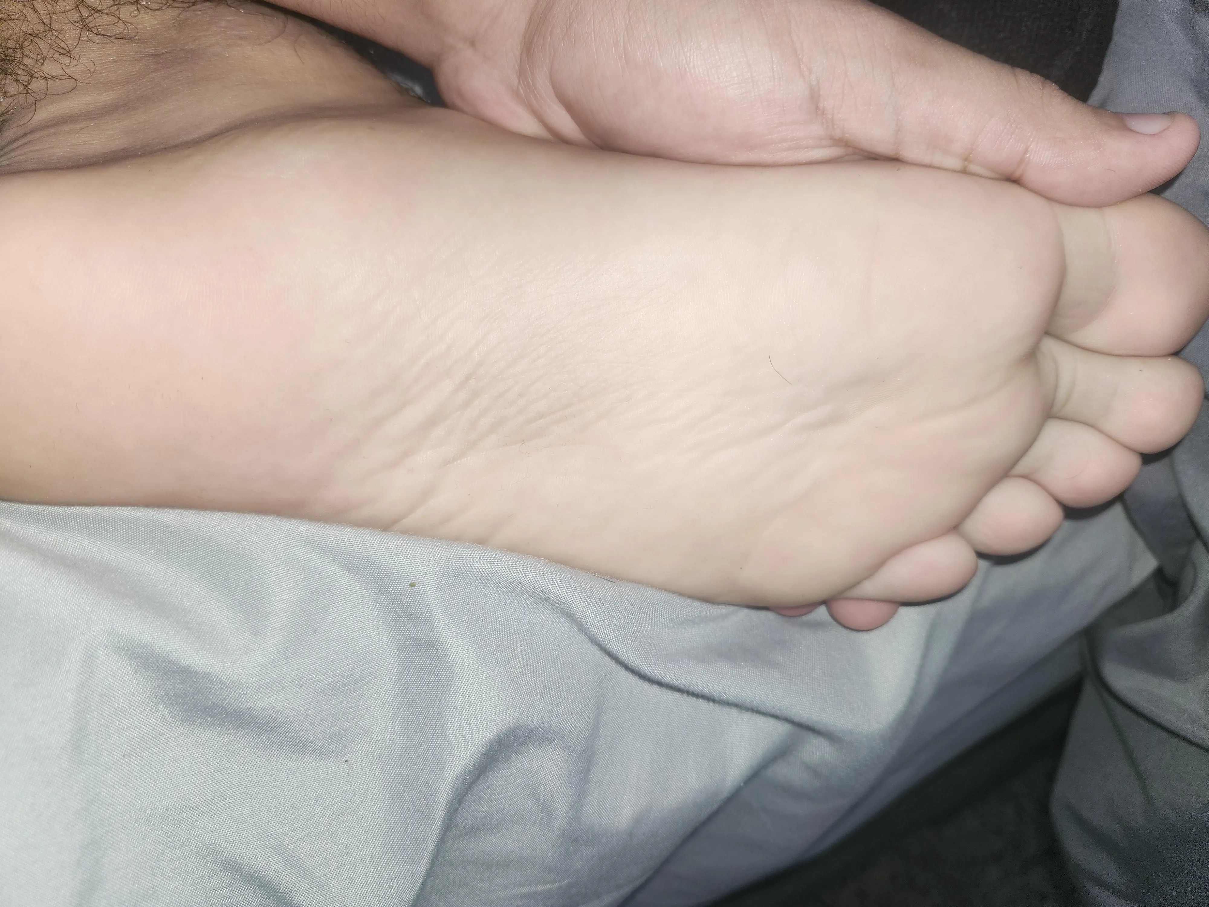 18+ only)) whoo wants to share feet pics orr more wirh mee >_< they stink so muchh