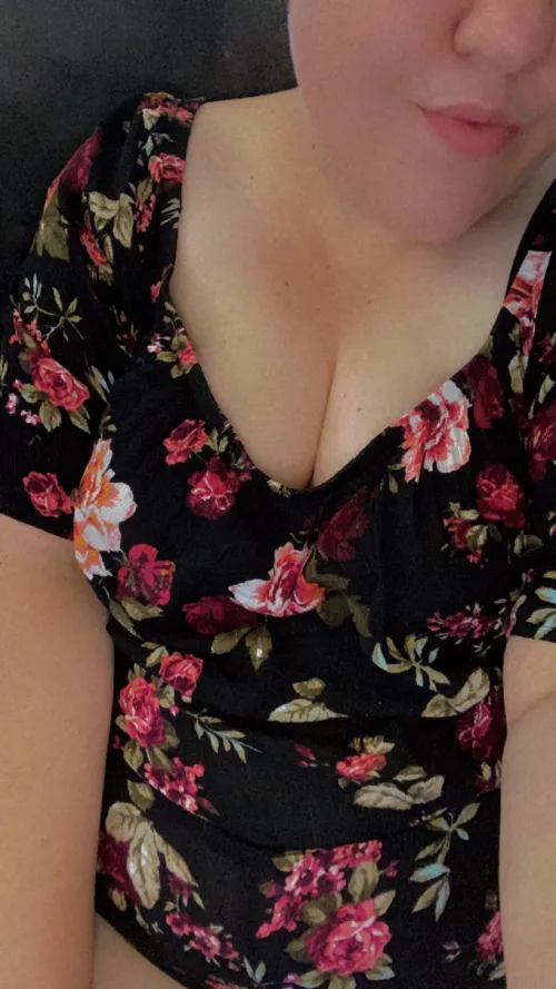 Goddess’s red roses fit perfectly around her beautiful pregnant body, filling you with obedience