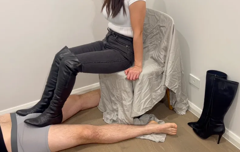 Who likes flat riding boots?